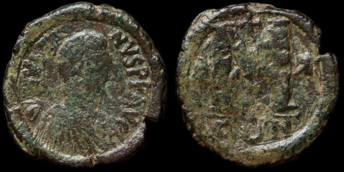 Follis de Justin émis à Constantinople avec deux étoiles