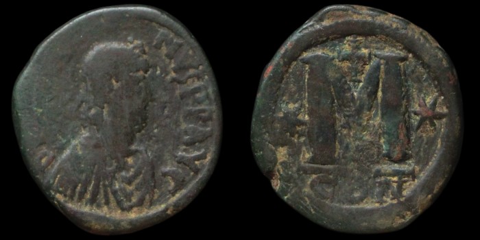 Follis de Justin émis à Constantinople avec deux étoiles