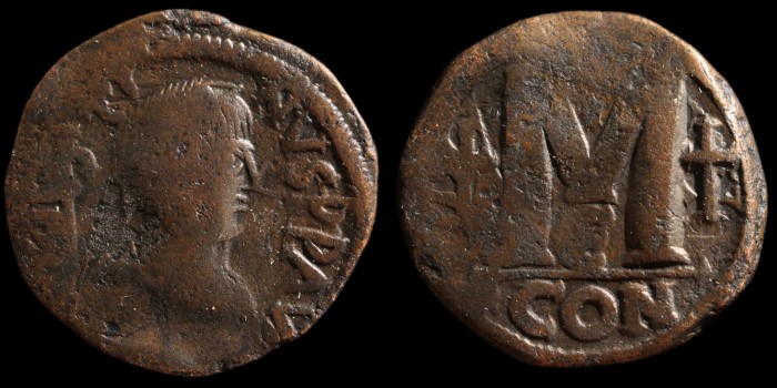 Follis de Justin émis à Constantinople avec trois étoiles