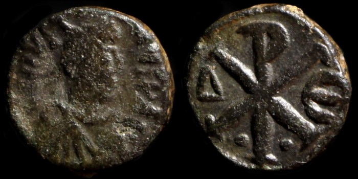 Pentanummium de Justin émis à Constantinople avec un Chrisme