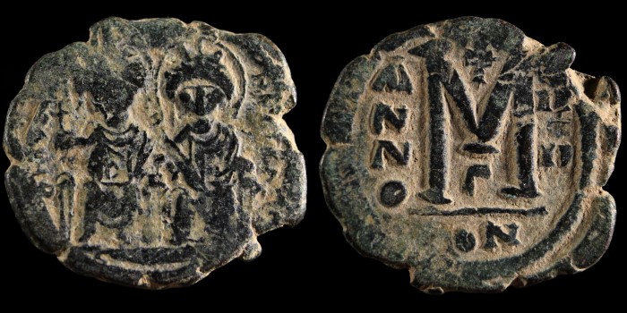 Follis de Justin II et Sophie émis à Constantinople Γ Anno IIII