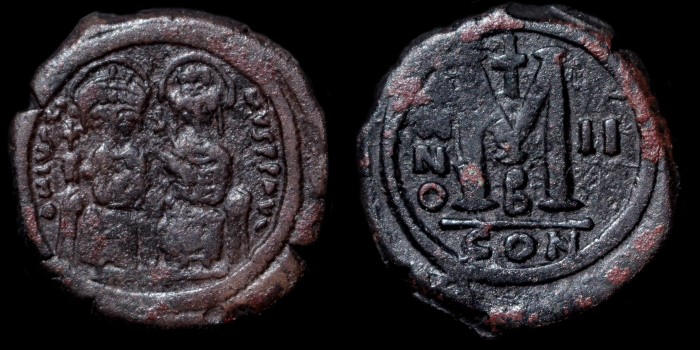 Follis de Justin II et Sophie émis à Constantinople B Anno II