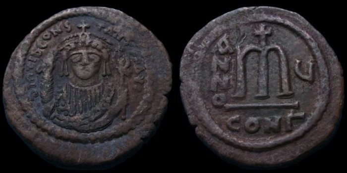 Follis de Tibère Constantin émis à Constantinople officine Γ Anno U