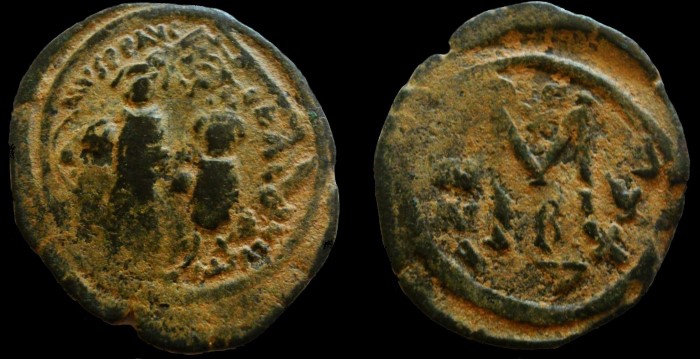 Follis d'Héraclius émis à Constantinople, officine B, Anno I surfrappé sur un follis de Justin II   