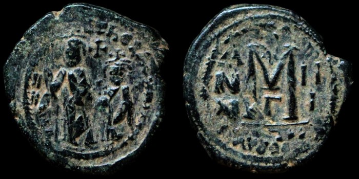 Follis d'Héraclius émis à Constantinople, officine Γ, Anno III surfrappé sur un follis de Phocas