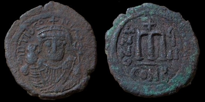 Follis de Tibère Constantin émis à Constantinople atelier B Anno çII