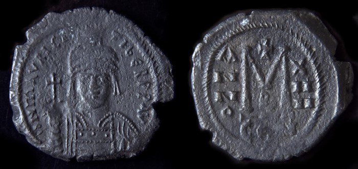 Follis de Maurice Tibère émis à Constantinople B Anno XIIII