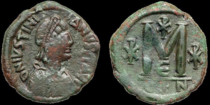 Follis de Justinien émis à Constantinople avec trois chrismes