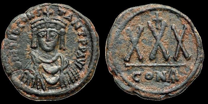 30 nummis de Tibère Constantin émis à Constantinople