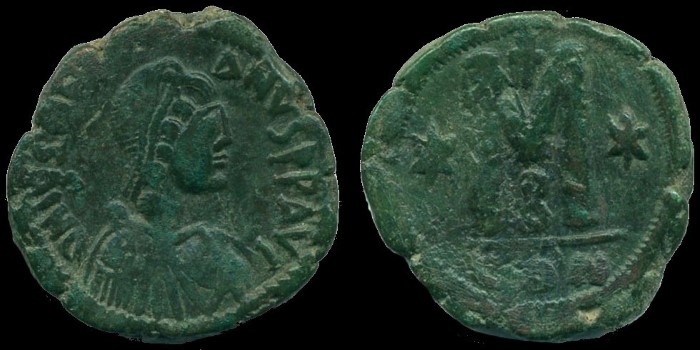 Follis de Justinien émis à Constantinople avec 2 étopiles