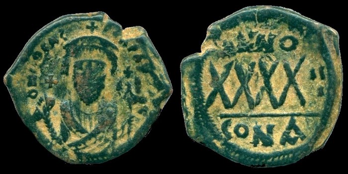 Follis de Phocas émis à Constantinople Officine A Anno III