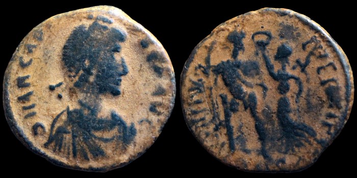 AE3 Centenionalis d'Arcadius avec Arcadius couronné par une victoire émis à Antioche