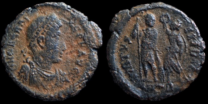 AE3 Centenionalis d'Arcadius avec Arcadius couronné par une victoire émis à Antioche