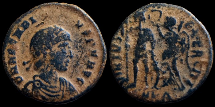 AE3 Centenionalis d'Arcadius avec Arcadius couronné par une victoire émis à Cyzique