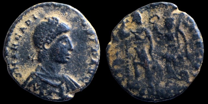 AE3 Centenionalis d'Arcadius avec Arcadius couronné par une victoire émis à Nicomédie