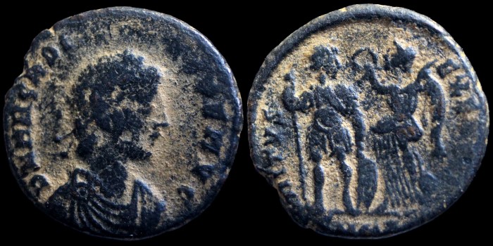 AE3 Centenionalis d'Arcadius avec Arcadius couronné par une victoire émis à Nicomédie