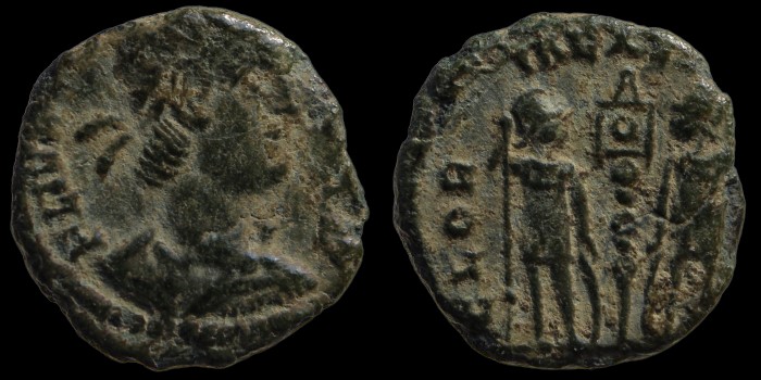 AE3 Centenionalis réduit de Constance II César avec 2 soldats émis à Constantinople
