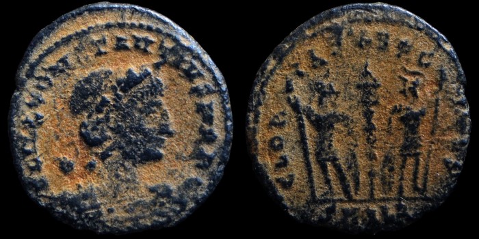AE3 Centenionalis réduit de Constantin II César aux deux soldats émis à Alexandrie
