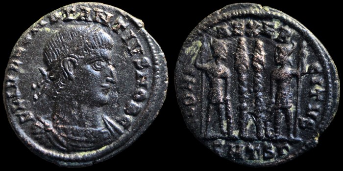 AE3 Centenionalis réduit de Constance II César aux deux soldats émis à Thessalonique