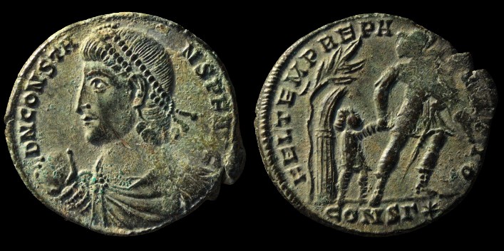 AE2 Centenionalis de Constans avec un soldat tirant un barbare de sa hutte émis à Constantinople