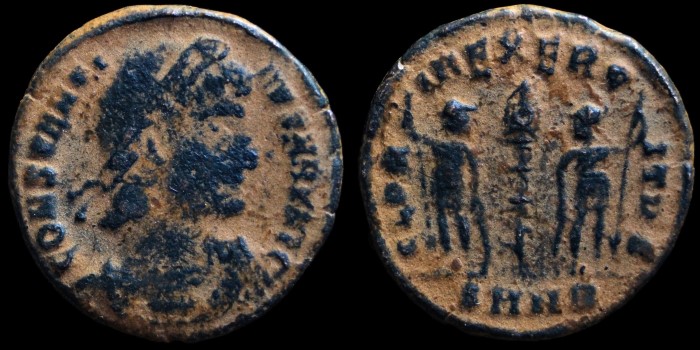 AE3 Centenionalis de Constantin aux 2 soldats émis à Nicomédie