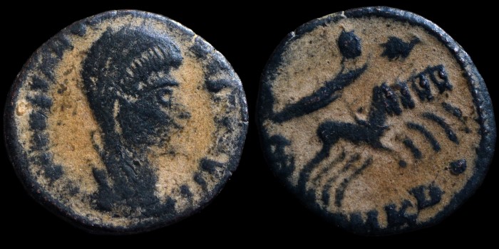 Nummus de Divus Constantin avec Constantin debout voilé émis à Cyzique
