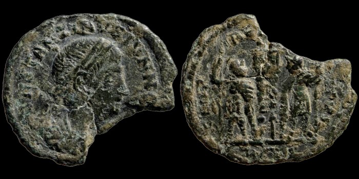 AE3 Centenionalis réduit de Constantin II César aux deux soldats émis à Trèves