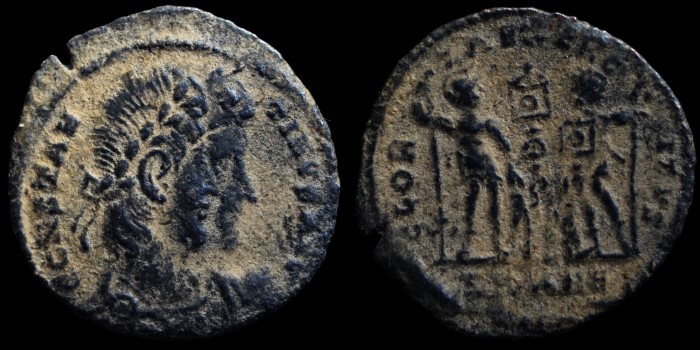 AE3 Centenionalis réduit de Constantin II aux deux soldats émis à Antioche