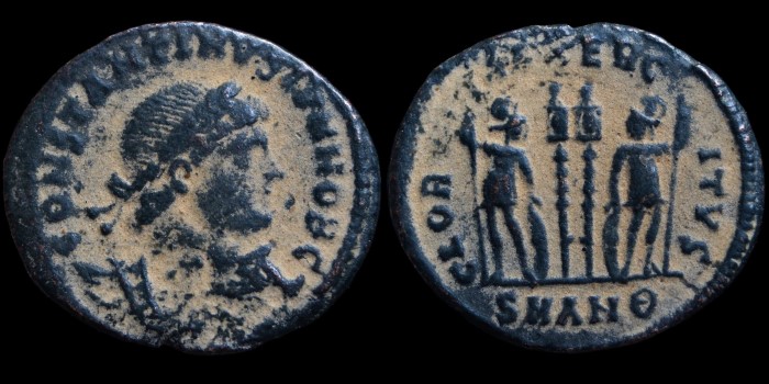 AE3 Centenionalis réduit de Constantin II César aux deux soldats émis à Antioche