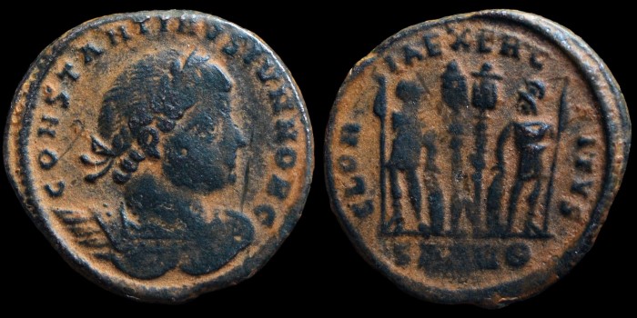 AE3 Centenionalis réduit de Constantin II César aux deux soldats émis à Antioche