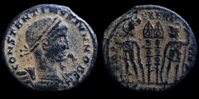 AE3 Centenionalis réduit de Constantin II César aux deux soldats émis à Nicomédie