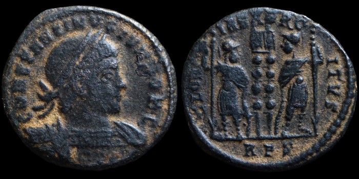 AE3 Centenionalis réduit de Constantin II César aux deux soldats émis à Rome