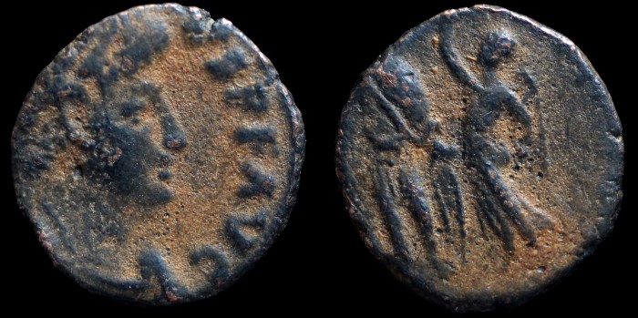AE3 Centenionalis d'Honorius, frère d'Arcadius et empereur d'occident, avec la victoire couronnant émis à Antioche