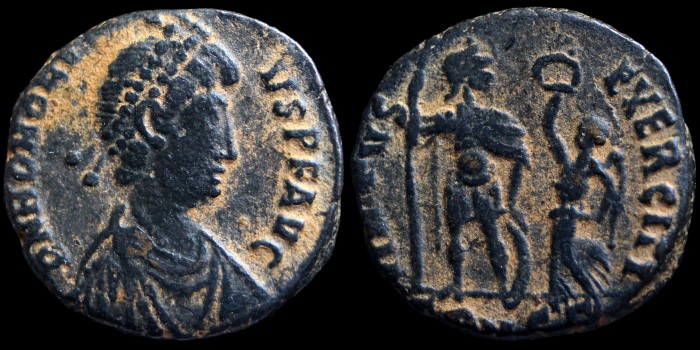 AE3 Centenionalis d'Honorius, frère d'Arcadius et empereur d'occident, avec la victoire couronnant émis à Constantinople