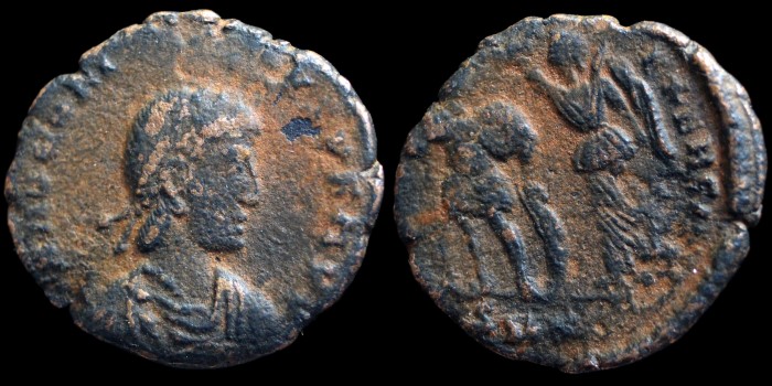 AE3 Centenionalis d'Honorius, frère d'Arcadius et empereur d'occident, avec la victoire couronnant émis à Nicomédie