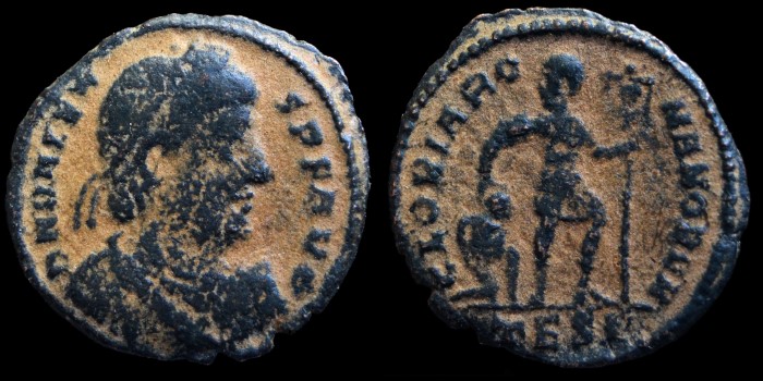 AE3 Centenionalis de Valens avec l'empereur debout émis à Thessalonique