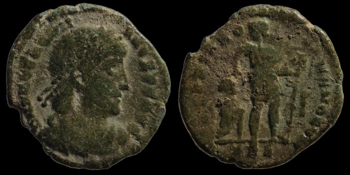 AE3 Centenionalis de Valentinien avec l'empereur debout émis à Thessalonique