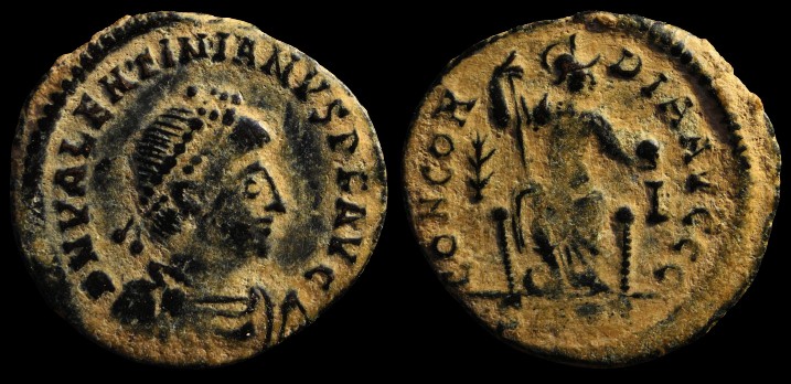 AE3 Centenionalis de Valentinien II avec Constantinopolis assise émis à Héraclée