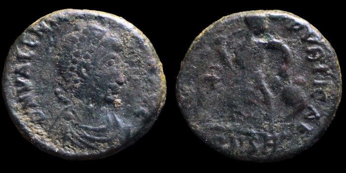 AE4 Demi centenionalis de Valentinien II avec une victoire émis à Constantinople