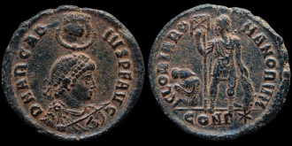 RIC IX 53b Constantinople - AE2 Majorina d'Arcadius avec l'empereur tenant une enseigne émis à Constantinople