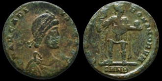 RIC IX 46 Nicomédie - AE2 Majorina d'Arcadius avec l'empereur tenant une enseigne émis à Nicomédie