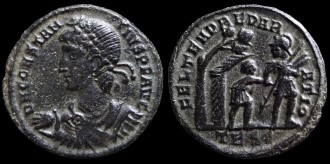RIC VIII 117 Thessalonique - AE2 Centenionalis de Constance II avec un soldat tirant un barbare de sa hutte émis à Thessalonique