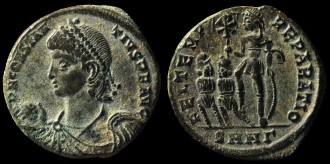 RIC VIII 67 Nicomédie - AE2 Centenionalis de Constance II avec l'empereur et le labarum émis à Nicomédie