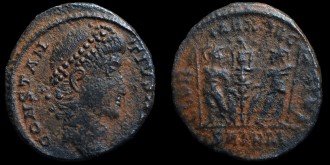 RIC VIII 56 Antioche - AE3 Centenionalis réduit de Constance II aux deux soldats émis à Antioche