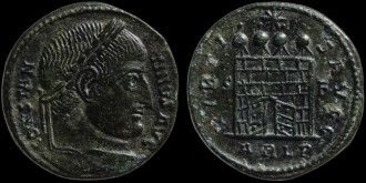 RIC VII 313 Arles - Follis de Constantin avec la porte de camp émis à Arles