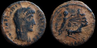 RIC VIII 39 Antioche - Nummus de Divus Constantin avec Constantin debout voilé émis à Antioche
