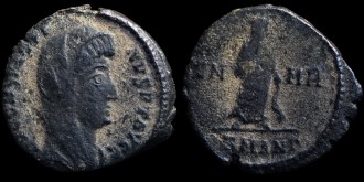 RIC VIII 112 Antioche - Nummus de Divus Constantin avec l'empereur voilé émis à Antioche