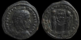 RIC VII 82 Ticinum - Follis de Constantin aux victoires tenant un bouclier émis à Ticinum