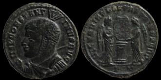 RIC VII 83 Ticinum - Follis de Constantin aux victoires tenant un bouclier émis à Ticinum