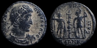 RIC VIII 42 Antioche - AE3 Centenionalis réduit de Constantin II aux deux soldats émis à Antioche